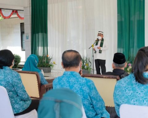 Wali Kota Depok, Mohammad Idris memberikan sambutan pada Pasar Murah PKK Tahun 2022 yang didukung oleh TP-PKK Tingkat Nasional di aula Kecamatan Tapos, Jumat (22/04/22). (Foto : JD04/Diskominfo)