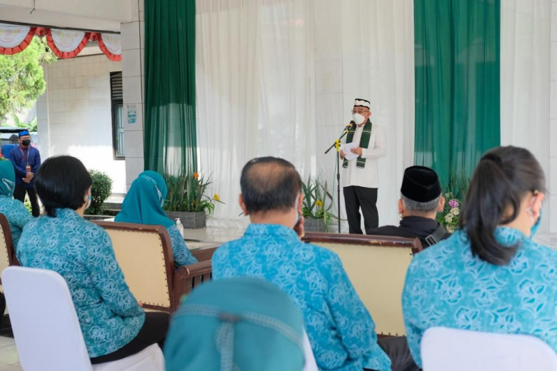 Wali Kota Depok, Mohammad Idris memberikan sambutan pada Pasar Murah PKK Tahun 2022 yang didukung oleh TP-PKK Tingkat Nasional di aula Kecamatan Tapos, Jumat (22/04/22). (Foto : JD04/Diskominfo)