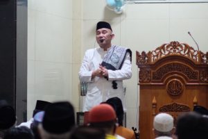 Wali Kota Depok, Mohammad Idris saat memberikan Tausiyah usai Salat Tarawih, di Masjid At-Taqwa RW 16, Kelurahan Pancoran Mas, Kecamatan Pancoran Mas, Jumat (22/04/22). (Foto: JD 01/Diskominfo).