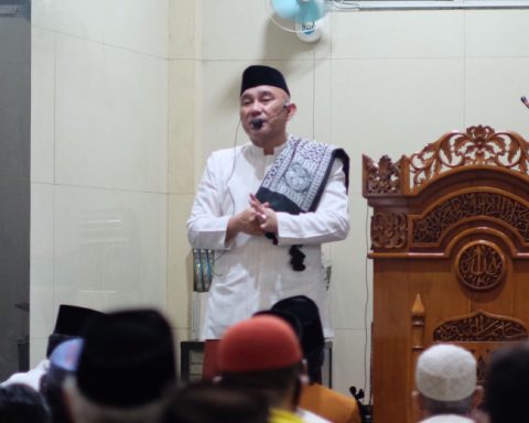 Wali Kota Depok, Mohammad Idris saat memberikan Tausiyah usai Salat Tarawih, di Masjid At-Taqwa RW 16, Kelurahan Pancoran Mas, Kecamatan Pancoran Mas, Jumat (22/04/22). (Foto: JD 01/Diskominfo).