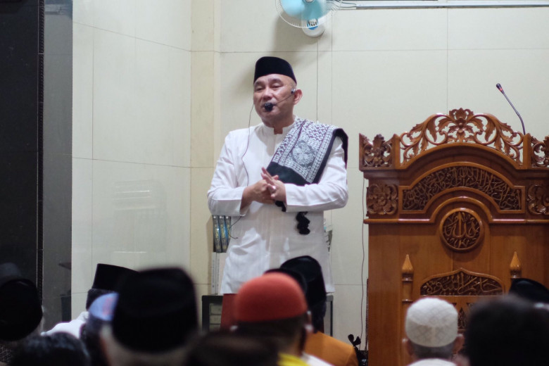 Wali Kota Depok, Mohammad Idris saat memberikan Tausiyah usai Salat Tarawih, di Masjid At-Taqwa RW 16, Kelurahan Pancoran Mas, Kecamatan Pancoran Mas, Jumat (22/04/22). (Foto: JD 01/Diskominfo).