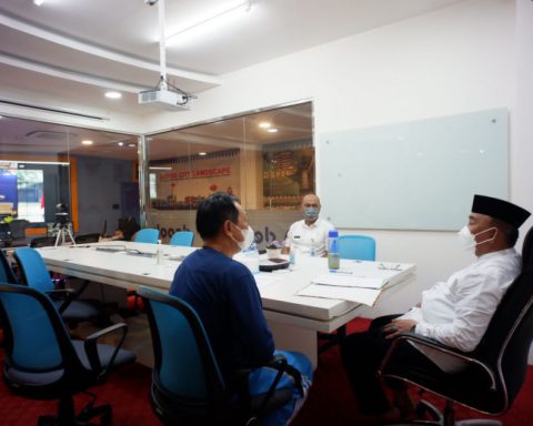 Wali Kota Depok, Mohammad Idris bersama Kepala Bakesbangpol Depok, Abdul Rahman menghadiri Launcing Festival Harmoni Indonesia secara virtual di Depok City Operation Room (D'COR) Balai Kota Depok, Rabu (22/06/22). (Foto : JD01/Diskominfo)