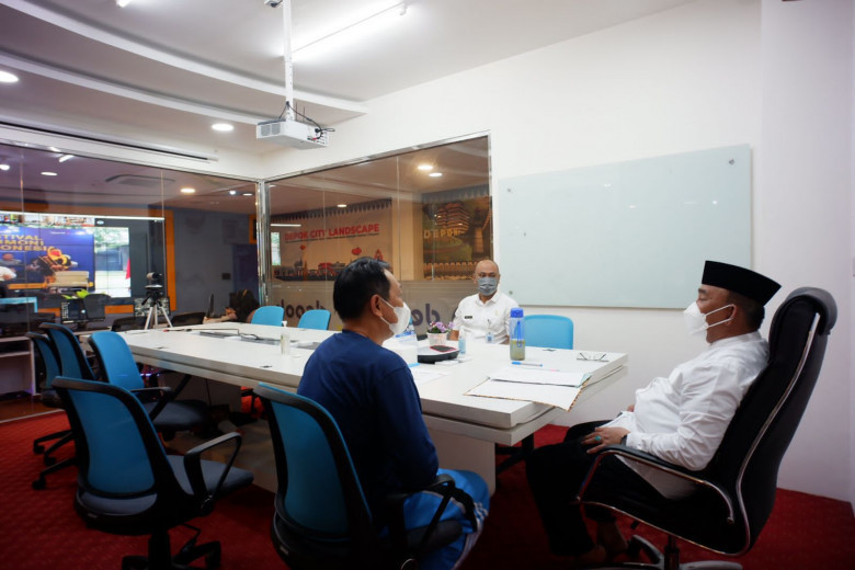 Wali Kota Depok, Mohammad Idris bersama Kepala Bakesbangpol Depok, Abdul Rahman menghadiri Launcing Festival Harmoni Indonesia secara virtual di Depok City Operation Room (D'COR) Balai Kota Depok, Rabu (22/06/22). (Foto : JD01/Diskominfo)