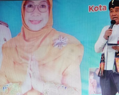 Wali Kota Depok Membuka Puncak Peringatan Hari Lanjut Usia Nasional Yang Berlangsung di Alun alun Kotya Depok