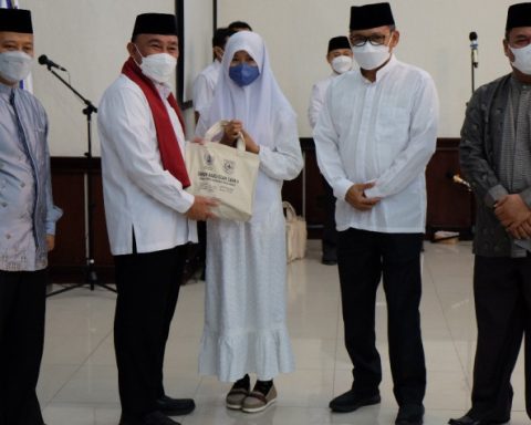 Wali Kota Depok, Mohammad Idris (kedua dari kiri) saat menyerahan bantuan kepada salah satu anak yatim pada acara peringatan Tahun Baru Islam 1 Muharam 1444 Hijriah Tingkat Kota Depok di aula Teratai, Balai Kota Depok, Rabu (03/08/22)