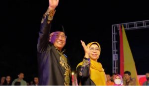 Mohammad Idris bersama istri yang juga sebagai Ketua Dewan Kerajinan Nasional Daerah (Dekranasda) Kota Depok, Elly Farida memimpin delagasi Kota Depok mengikuti pawai budaya nusantara Rakernas Apeksi 2022 di Padang