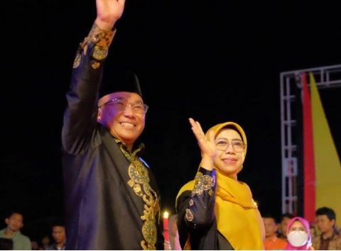 Mohammad Idris bersama istri yang juga sebagai Ketua Dewan Kerajinan Nasional Daerah (Dekranasda) Kota Depok, Elly Farida memimpin delagasi Kota Depok mengikuti pawai budaya nusantara Rakernas Apeksi 2022 di Padang