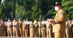 Mohammad Idris menjadi pembina upacara pada apel pagi di lingkup pegawai Pemerintah Kota (Pemkot) Depok di Lapangan Balai Kota Depok
