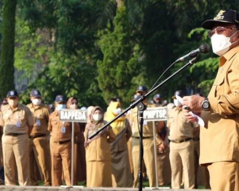 Mohammad Idris menjadi pembina upacara pada apel pagi di lingkup pegawai Pemerintah Kota (Pemkot) Depok di Lapangan Balai Kota Depok