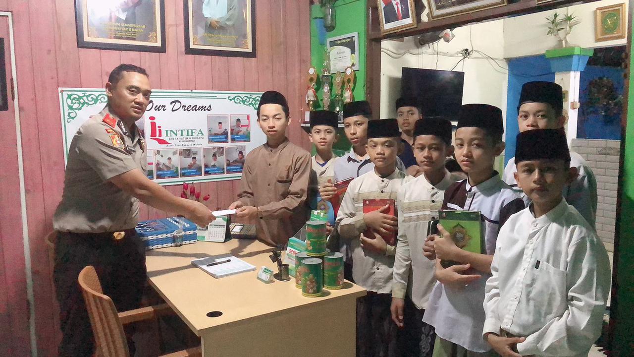 Sejumlah peserta Kuliah Kerja Profesi (KKP) Sekolah Staff dan Pimpinan Menengah (Sespimen) Polri Dikreg Ke-62, Angkatan 2022 melakukan serangkaian aksi sosial di wilayah Jember, Jawa Timur.