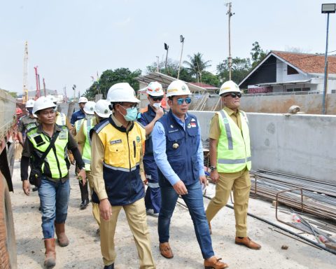 Gubernur Jabar Ridwan Kamil saat meninjau progres pembangunan underpass Jalan Dewi Sartika Kota Depok, Senin (8/8/2022).