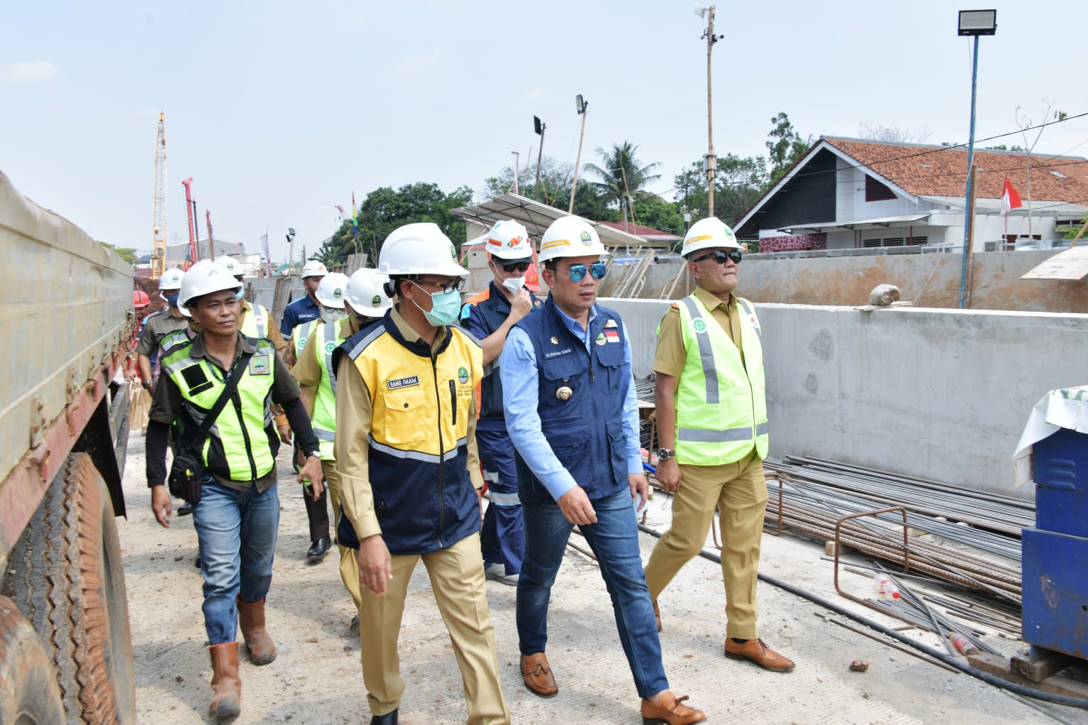 Gubernur Jabar Ridwan Kamil saat meninjau progres pembangunan underpass Jalan Dewi Sartika Kota Depok, Senin (8/8/2022).