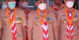 Idris Terima Penghargaan Lencana Melati