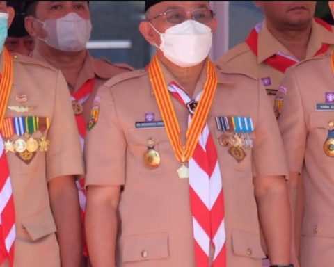 Idris Terima Penghargaan Lencana Melati