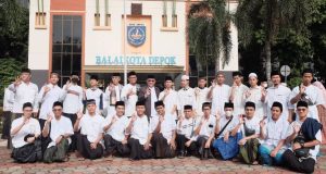Wali Kota Depok, Mohammad Idris bersama Wakil Wali Kota Depok, Imam Budi Hartono saat foto bersama perwakilan santri usai upacara peringatan Hari Santri Tingkat Kota Tahun 2022.