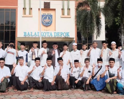 Wali Kota Depok, Mohammad Idris bersama Wakil Wali Kota Depok, Imam Budi Hartono saat foto bersama perwakilan santri usai upacara peringatan Hari Santri Tingkat Kota Tahun 2022.