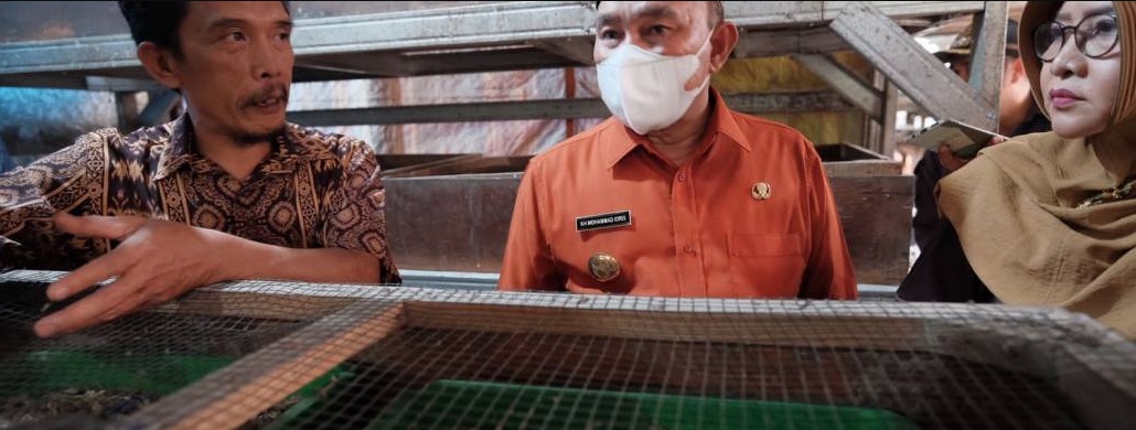 Mohammad idris apresiasi rumah maggot Cimpaeun