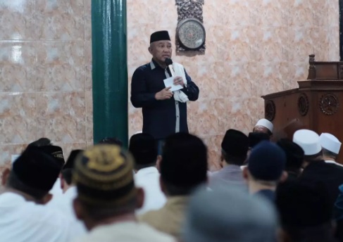 Wali Kota Depok Mohammad Idris saat mendatangi Masjid Jami Al-Aula di Kecamatan Sawangan, Selasa (28/03/2023) malam. ( Foto : Istimewa)