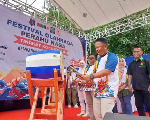 Sekda Depok Supian Suri membuka kegiatan perahu naga (istemewa)