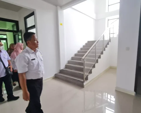 Sekda Depok Supian Suri meninjau gedung baru Puskesmas Kalimulya. (Istimewa)