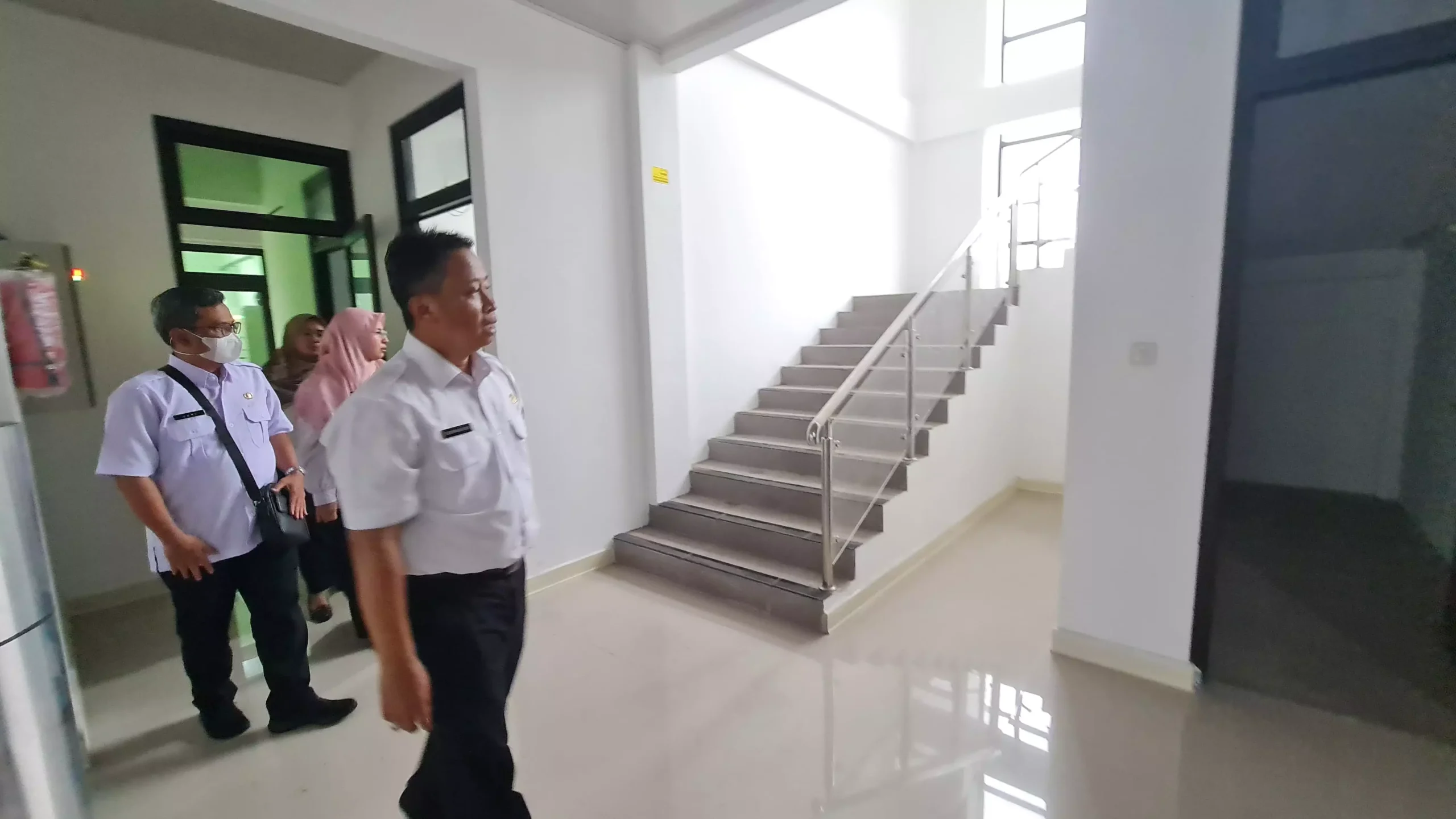 Sekda Depok Supian Suri meninjau gedung baru Puskesmas Kalimulya. (Istimewa)