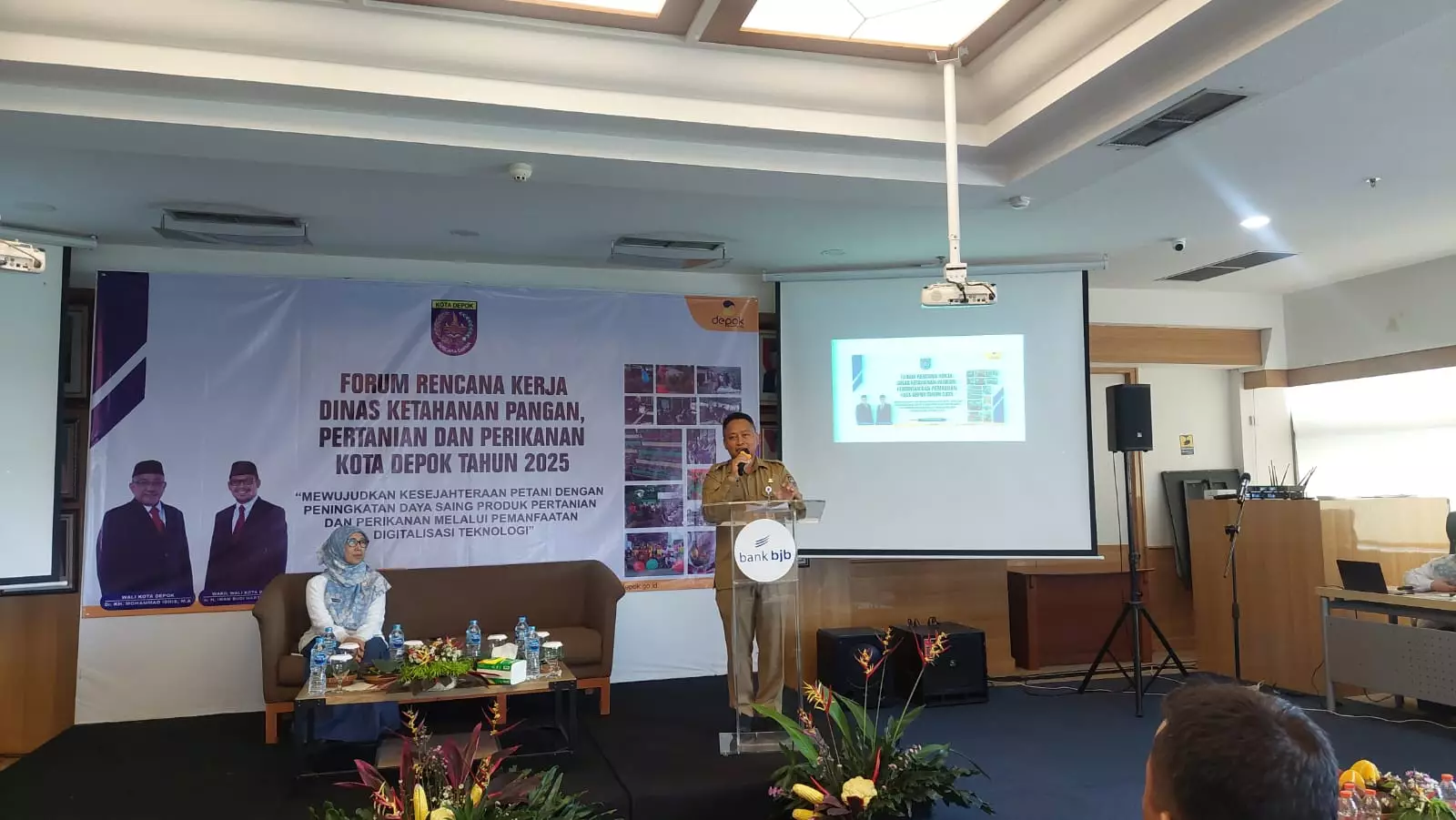 Sekda Kota Depok, Supian Suri membuka Forum PD DKP3 Kota Depok Tahun 2025 di Aula bank BJB Kota Depok, Senin (19/02/24). (Foto: Diskominfo Depok)