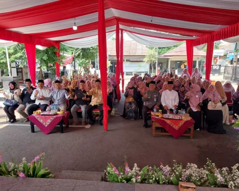 Sekretaris Daerah (Sekda) Kota Depok, Supian Suri bersilaturahmi dengan Forum Komunikasi Majelis Taklim (FKMT) Kecamatan Tapos sekaligus menghadiri peringatan Isra Miraj dan penutupan pengajian menjelang Bulan Ramadan 1445 Hijriah di halaman Kecamatan Tapos, Selasa (20/02/24). (Foto : Diskominfo)