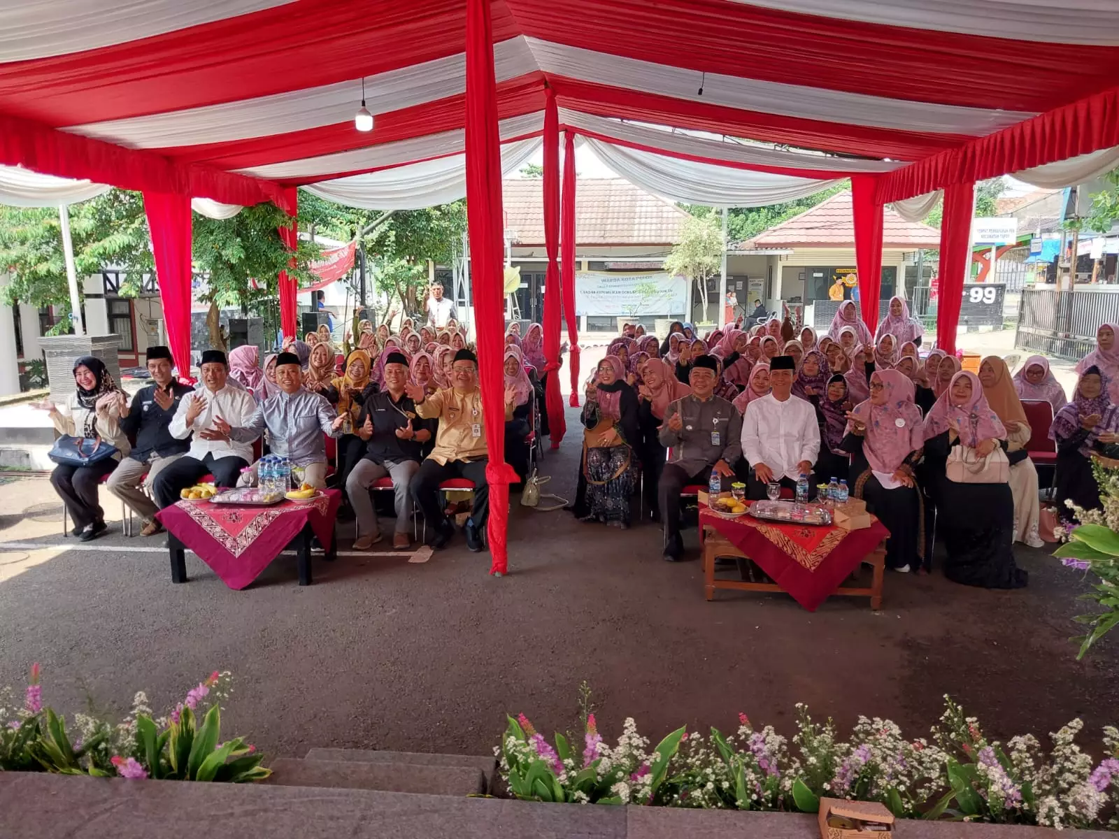 Sekretaris Daerah (Sekda) Kota Depok, Supian Suri bersilaturahmi dengan Forum Komunikasi Majelis Taklim (FKMT) Kecamatan Tapos sekaligus menghadiri peringatan Isra Miraj dan penutupan pengajian menjelang Bulan Ramadan 1445 Hijriah di halaman Kecamatan Tapos, Selasa (20/02/24). (Foto : Diskominfo)