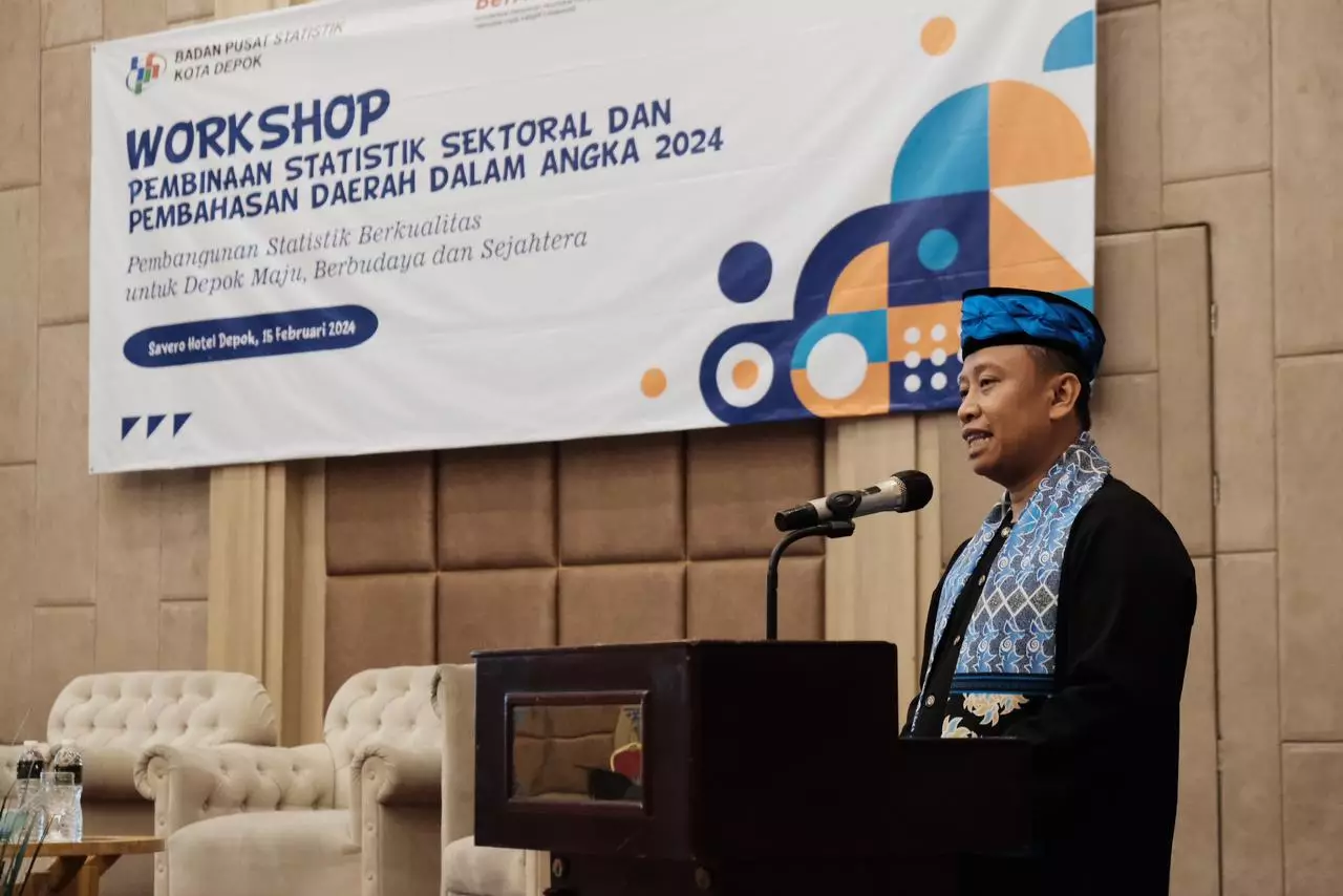 Sekda Kota Depok, Supian Suri saat memberikan sambutan pada Workshop Pembinaan Statistik Sektoral dan Pembahasan Daerah dalam Angka Tahun 2024 yang diadakan BPS Kota Depok. (istimewa)