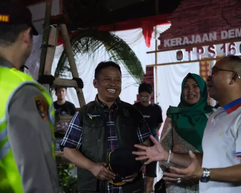 Sekda Depok Supian Suri memantau persiapan salah satu TPS. (istimewa)