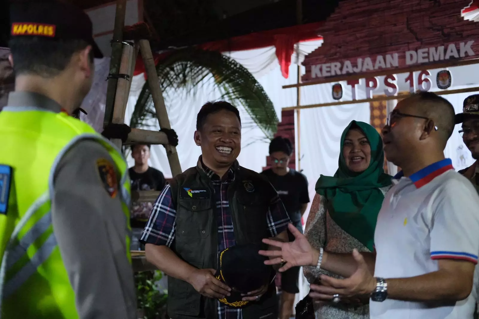 Sekda Depok Supian Suri memantau persiapan salah satu TPS. (istimewa)