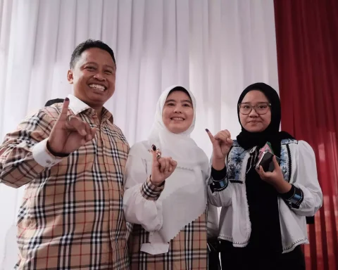 Supian Suri datang ke TPS menggunakan hak pilih.(istimewa)