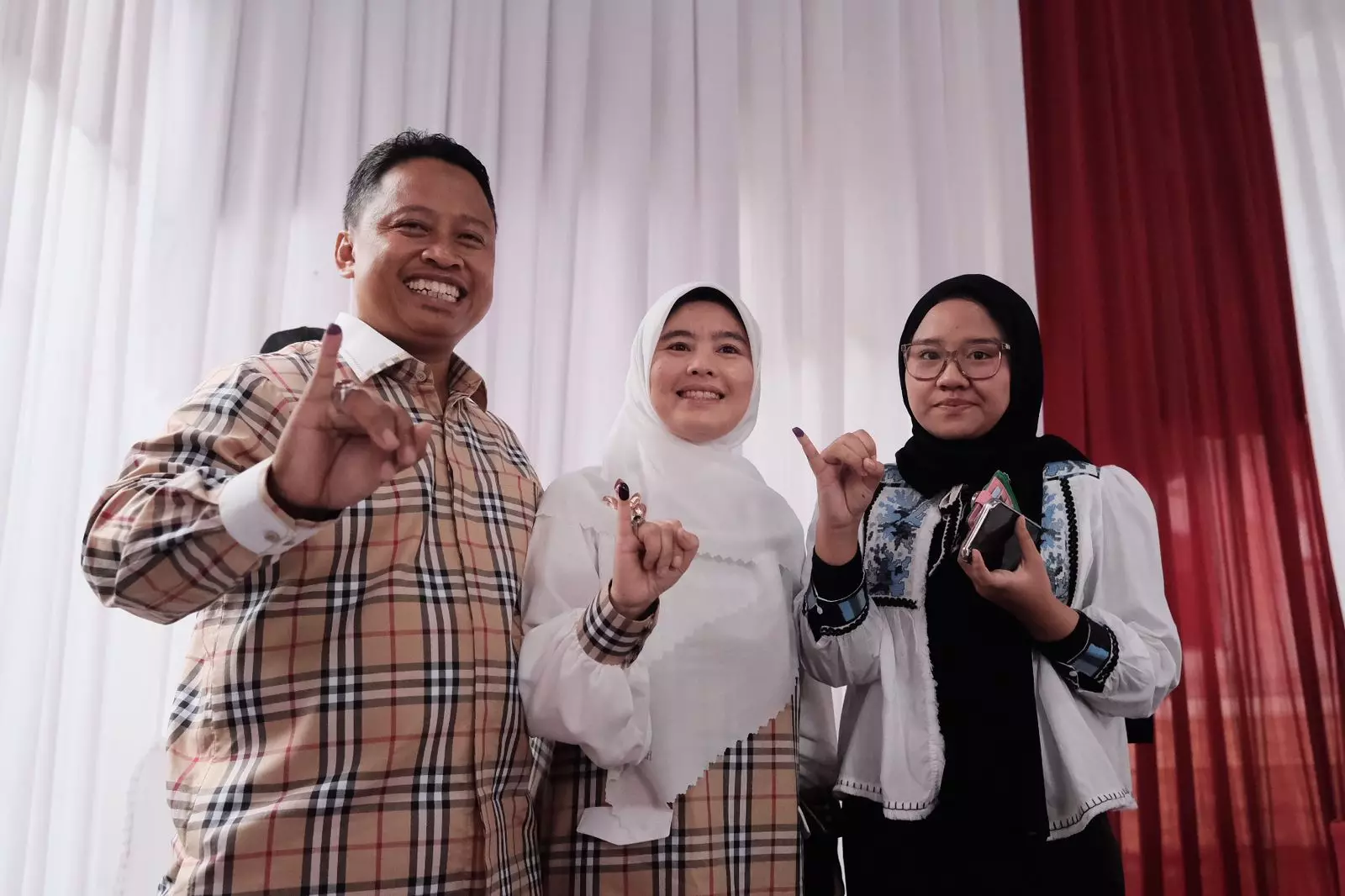 Supian Suri datang ke TPS menggunakan hak pilih.(istimewa)