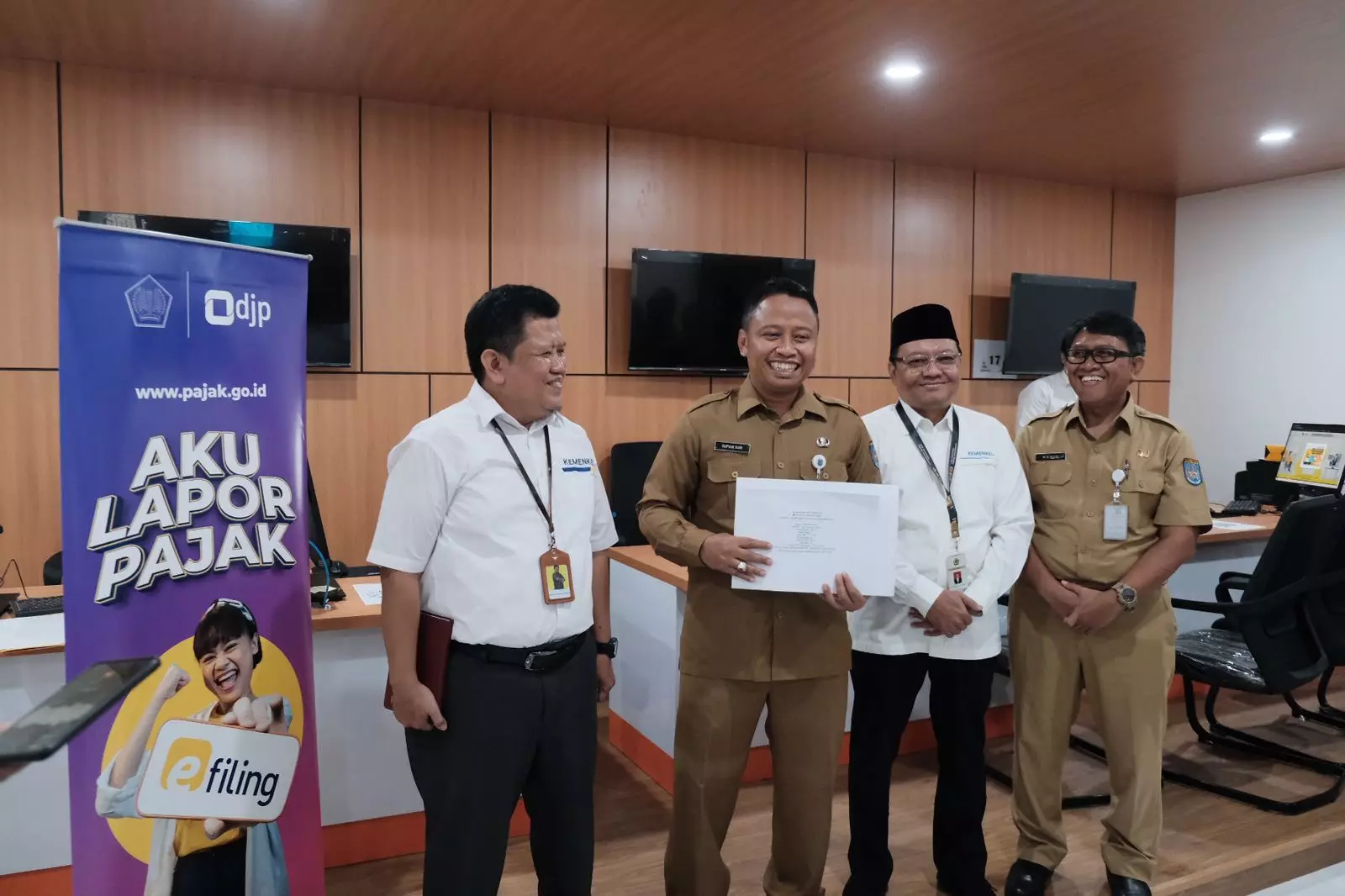 Sekda Supian Suri laporkan SPT.(istimewa)