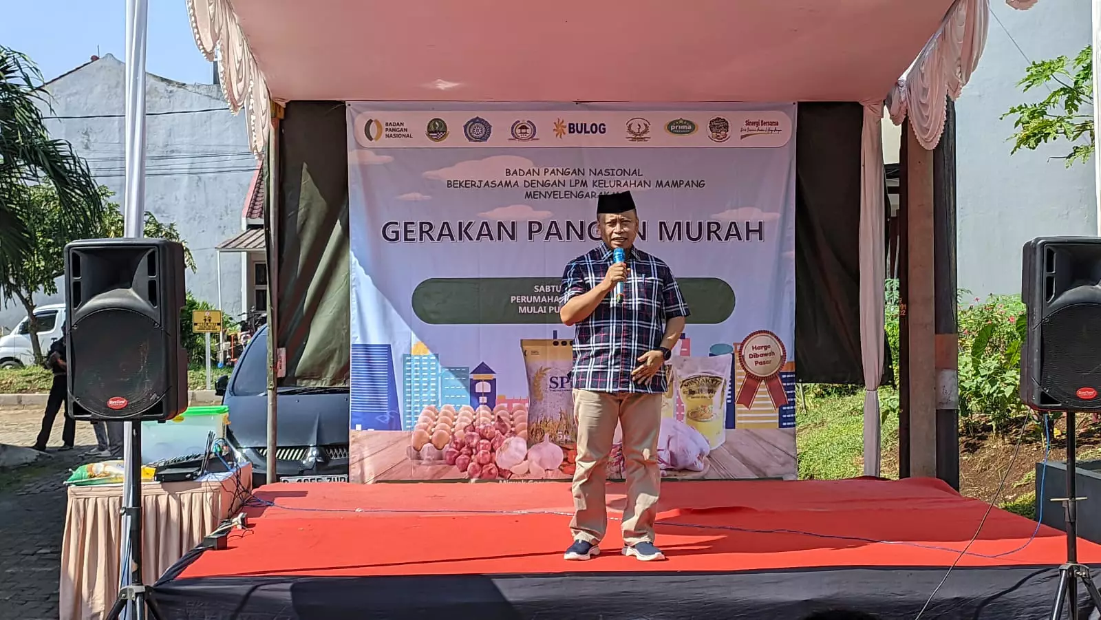 Sekda Depok Supian Suri membuka kegiatan pangan murah di kawasan Kelurahan Mampang. (Istimewa)