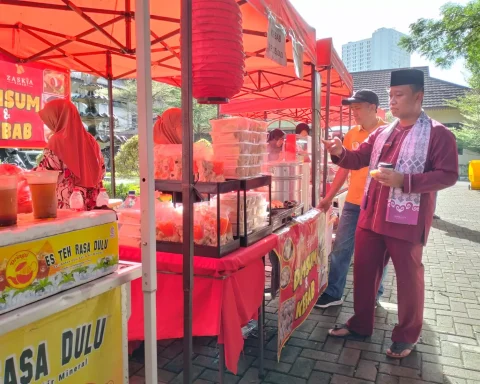 Sekda Depok, Supian Suri saat berbelanja di Pasar Kopi Depok yang berlangsung di halaman Dekranasda Kota Depok (Diskominfo Depok)
