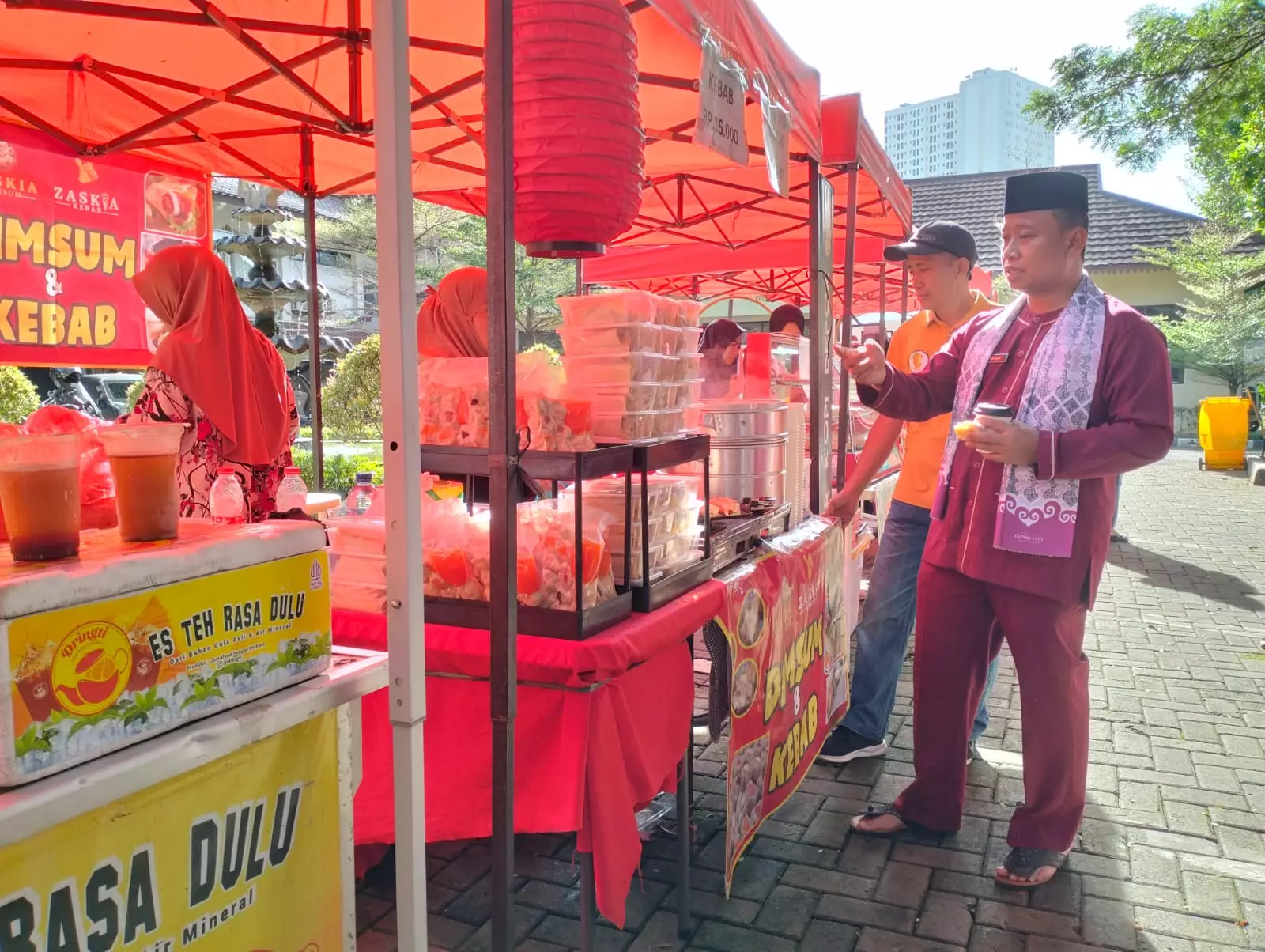 Sekda Depok, Supian Suri saat berbelanja di Pasar Kopi Depok yang berlangsung di halaman Dekranasda Kota Depok (Diskominfo Depok)