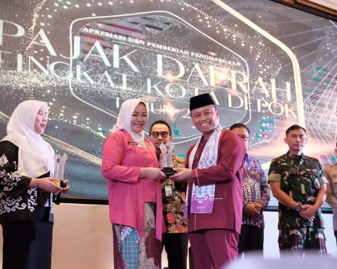 Sekda Kota Depok Supian Suri memberikan penghargaan kepada Pusat Pengelolaan Pendapatan Daerah Wilayah (P3DW) Depok (Istimewa)