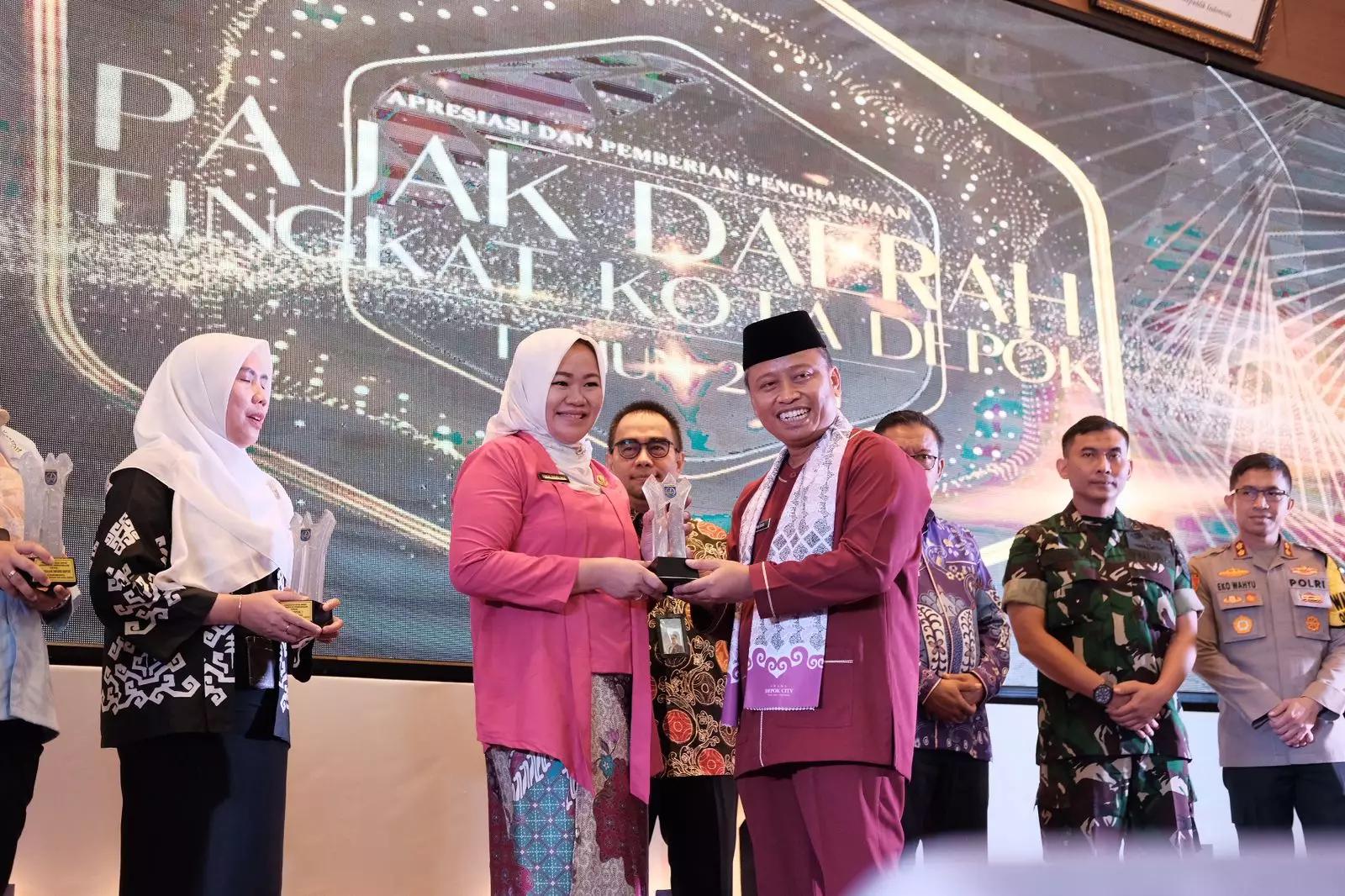 Sekda Kota Depok Supian Suri memberikan penghargaan kepada Pusat Pengelolaan Pendapatan Daerah Wilayah (P3DW) Depok (Istimewa)