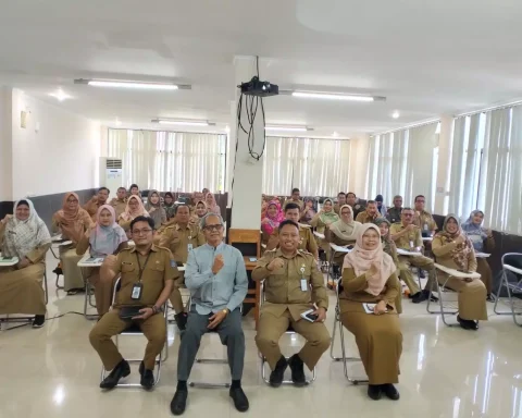 Sekretaris Daerah (Sekda) Kota Depok, Supian Suri bersama seluruh peserta pelatihan PPRG, di Balatkop, Kecamatan Sukmajaya. (Istimewa)