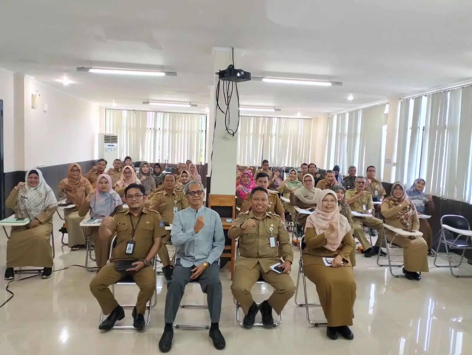Sekretaris Daerah (Sekda) Kota Depok, Supian Suri bersama seluruh peserta pelatihan PPRG, di Balatkop, Kecamatan Sukmajaya. (Istimewa)