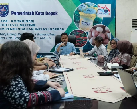 Sekretaris Daerah sekaligus Ketua Harian TPID Kota Depok, Supian Suri memberikan arahan dalam acara Rakor High Level Meeting TPID Kota Depok, di Ruang Bougenville Balai Kota Depok. (istimewa)