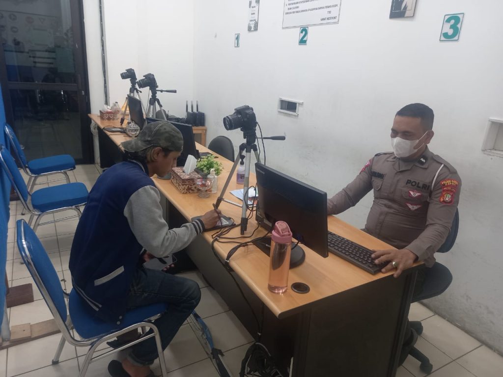 Proses pembuatan SIM di Polres Depok (istimewa)