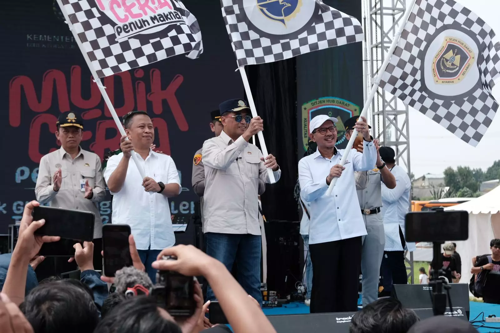Menteri Perhubungan Republik Indonesia, Budi Karya Sumadi (tengah) bersama Sekda Kota Depok (kedua dari kiri) melepas keberangkatan ribuan pemudik di Terminal Jatijajar, Kecamatan Tapos, Sabtu.(Istimewa)