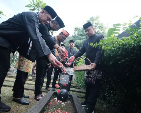 Sekda Depok bersama Wakil Wali Kota Imam Budi Hartono melakukan tabur bunga di TMP Kalimulya. (Istimewa)