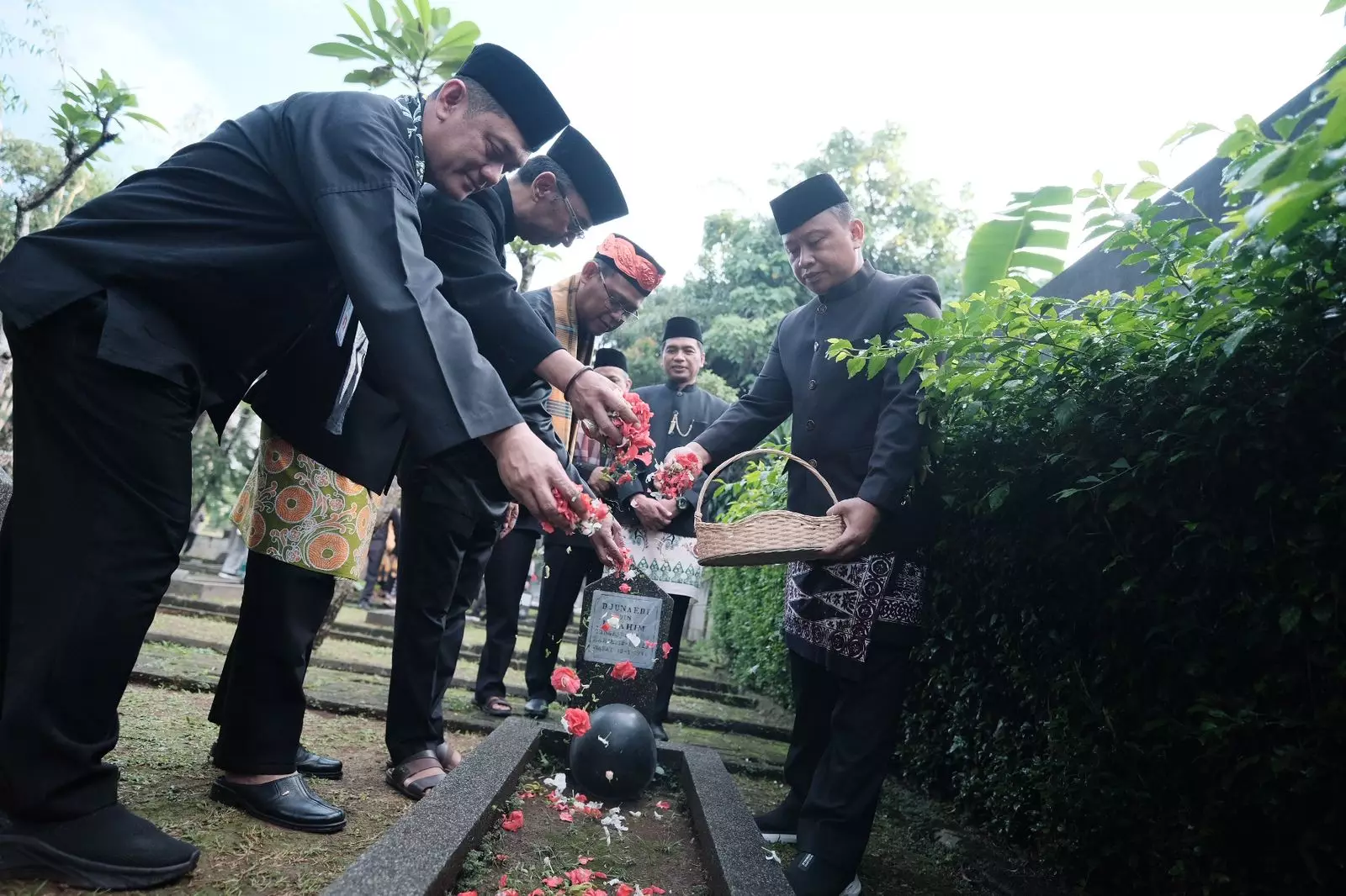 Sekda Depok bersama Wakil Wali Kota Imam Budi Hartono melakukan tabur bunga di TMP Kalimulya. (Istimewa)