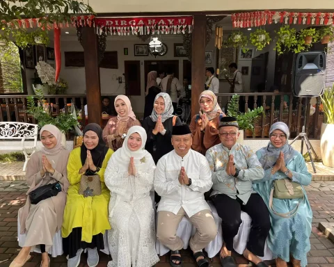 Sekda Kota Depok, Supian Suri dan Ketua DWP Kota Depok, Siti Barkah Hasanah menerima kunjungan tamu pada saat open house Lebaran Idulfitri 1445 H di kediamannya,. (Istimewa)