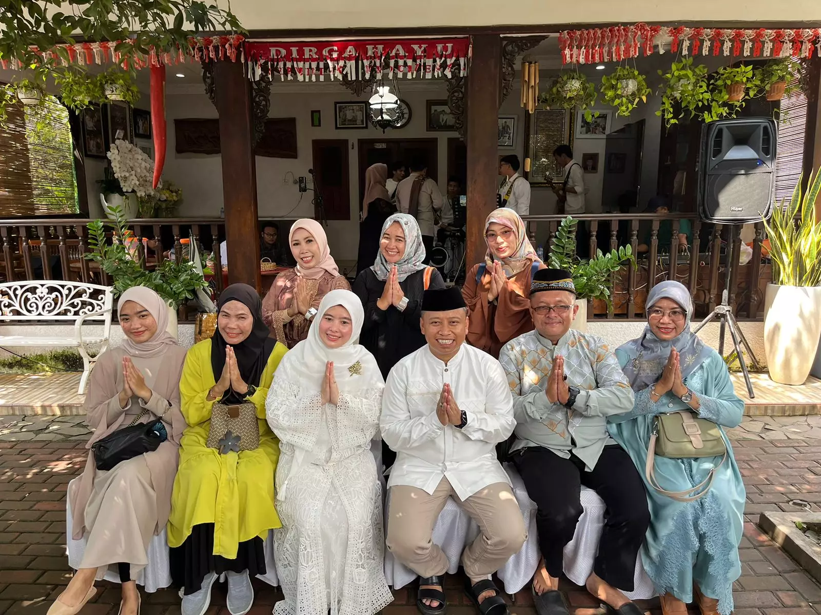 Sekda Kota Depok, Supian Suri dan Ketua DWP Kota Depok, Siti Barkah Hasanah menerima kunjungan tamu pada saat open house Lebaran Idulfitri 1445 H di kediamannya,. (Istimewa)