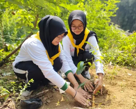 Aksi tanam pohon yang dilakukan Palang Merah Remaja (PMR) saat kegiatan Peringatan HUT Ke-79 PMI Tingkat Kota Depok di bantaran Sungai Ciliwung. (Istimewa)