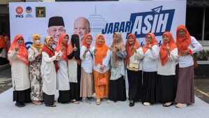 Mpok Nuryuliani (tengah) bersama kader PKS lainnya siap berjuang memenangkan paslon dari partai tersebut. (Istimewa)